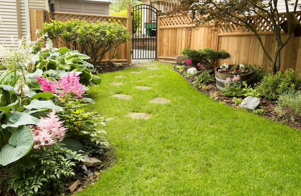 The 5 Best Ways to Incorporate Your Fence into Your Garden