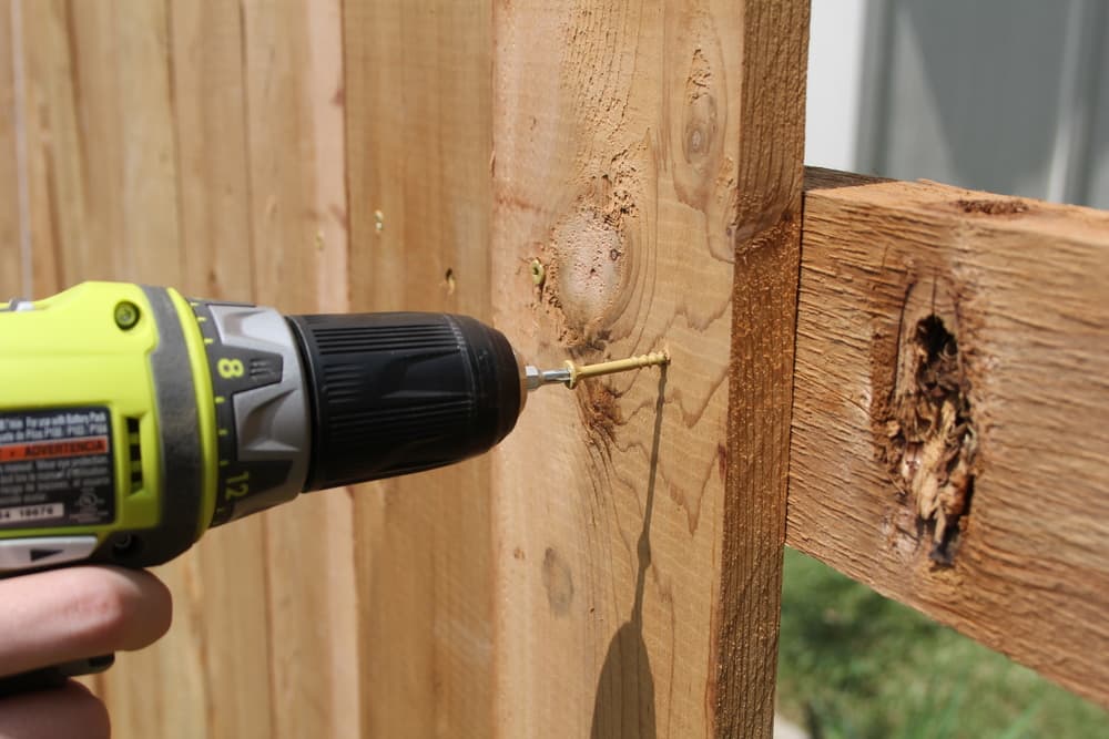 The Pros and Cons of Hiring a Fencing Company vs. DIY